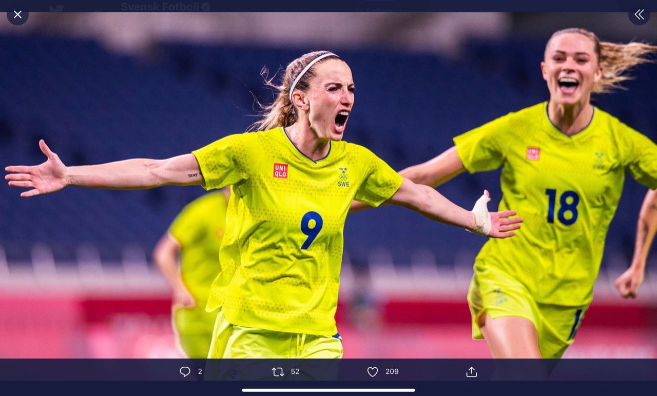 Pemain timnas putri Swedia, Kosovare Asllani, merayakan gol ke gawang Jepang pada perempat final Olimpiade Tokyo 2020.