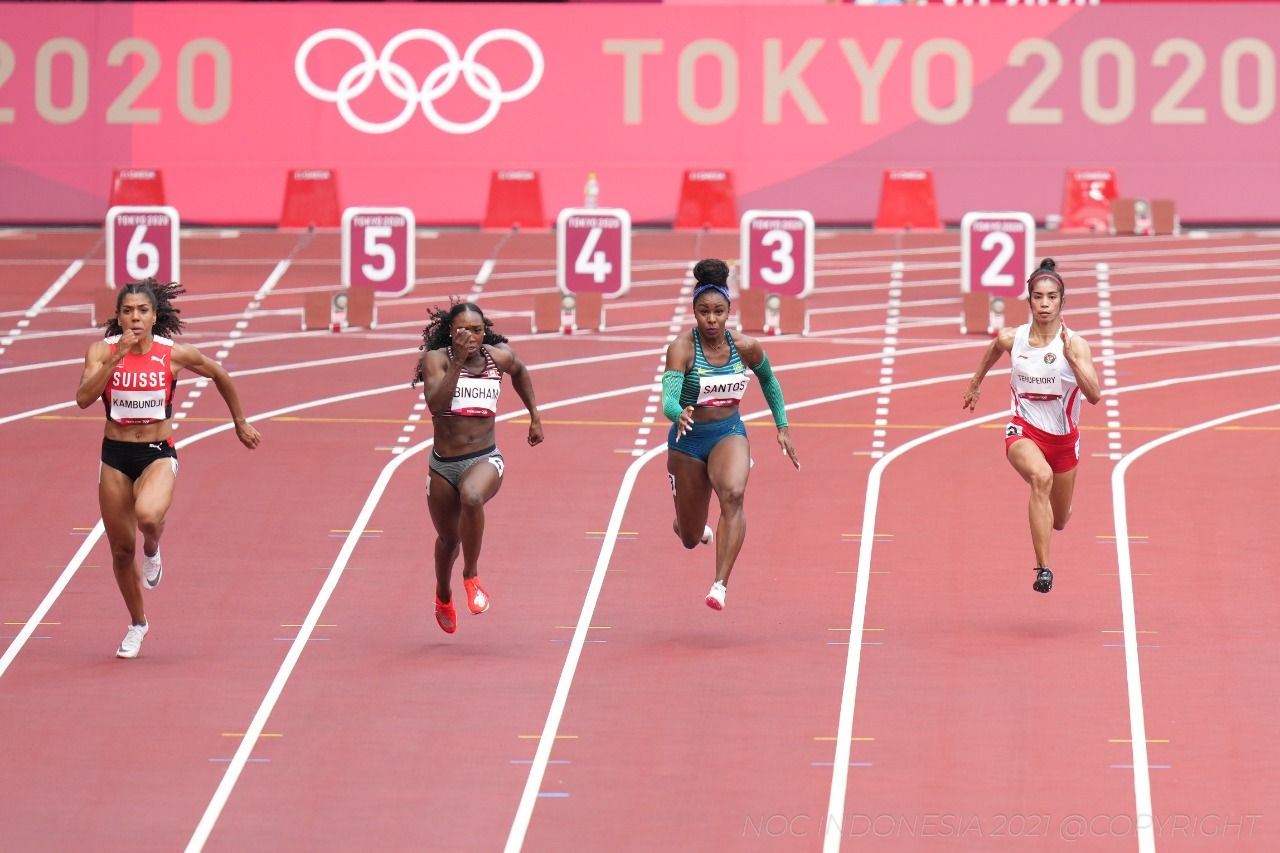 Sprinter putri Indonesia, Alvin Tehupeiory (kanan), saat berlaga di babak pertama nomor lari 100 meter Olimpiade Tokyo 2020, Jumat (30/7/2021). 