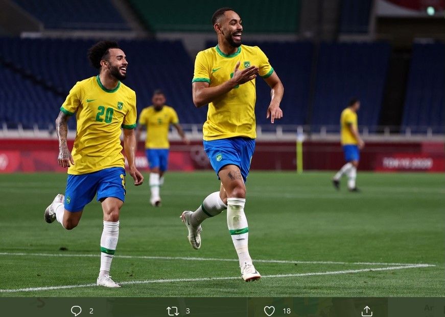 Penyerang timnas Brasil, Matheus Cunha (kanan) merayakan gol yang dia ciptakan lawan Mesir pada perempat final sepak bola Olimpiade 2020, Sabtu (31/7/2021).