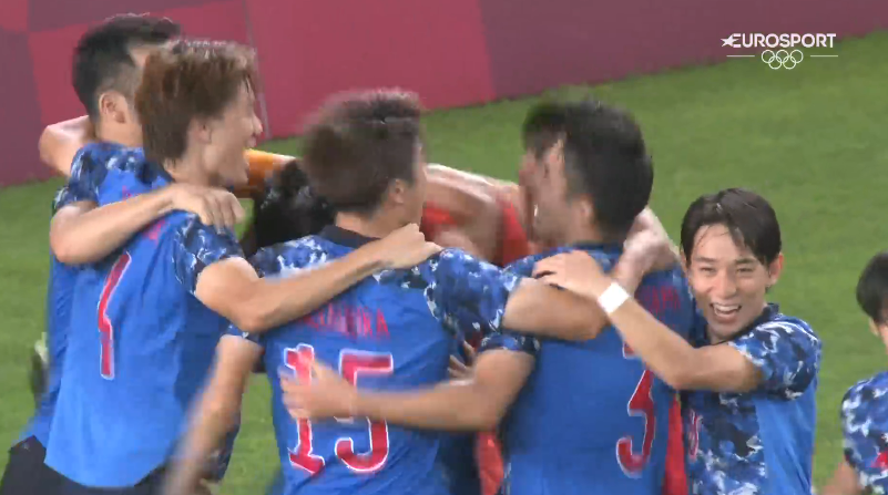 Para pemain Jepang merayakan kemenangan atas Selandia Baru di perempat final sepak bola putra Olimpiade Tokyo 2020.