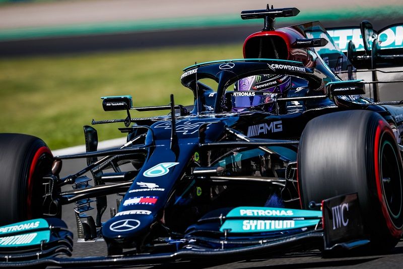 Lewis Hamilton (Mercedes-AMG Petronas) sukses menyabet pole position ke-101 sepanjang kariernya setelah jadi yang tercepat dalam sesi kualifikasi F1 GP Hungaria 2021 yang digelar di Hungaroring pada Sabtu (31/7/2021).