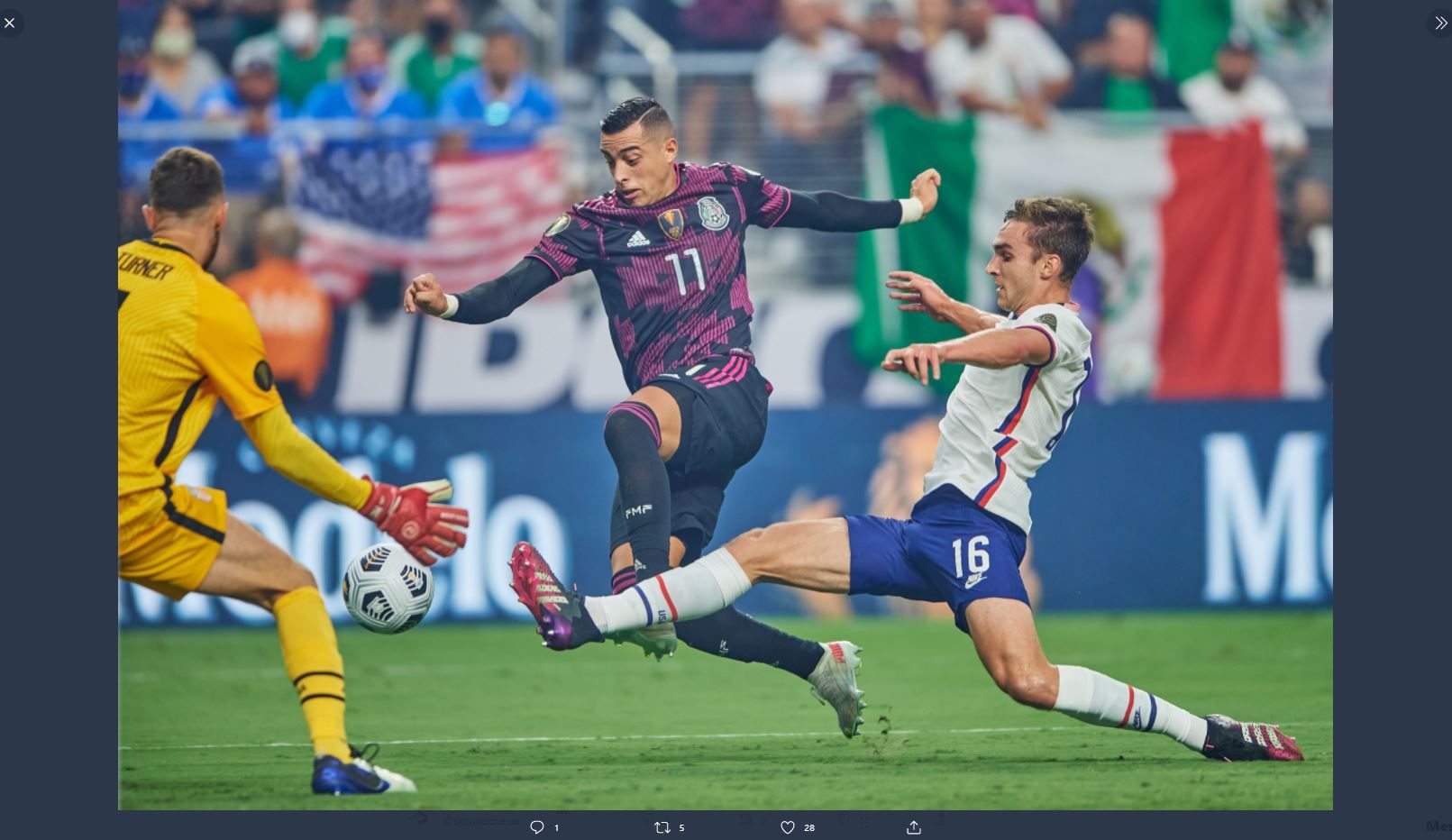 Penyerang Meksiko, Rogelio Funes Mori (tengah) mencoba membobol gawang Amerika Serikat di Piala Emas CONCACAF 2021.