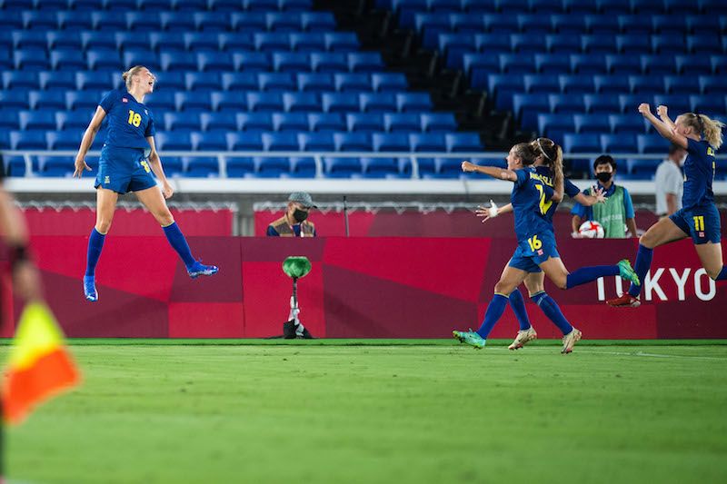 Selebrasi tim sepak bola putri Swedia usai Fridolina Rolfo mencetak gol ke gawang Australia di babak semifinal Olimpiade Tokyo 2020, Selasa (2/8/2021) petang WIB. 