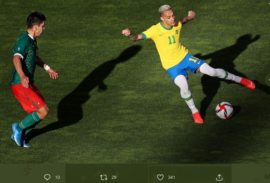 Penyerang Brasil, Antony (kanan) dalam laga lawan Meksiko di semifinal sepak bola putra Olimpiade, Selasa (3/8/2021).