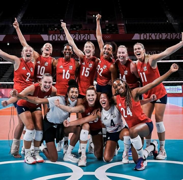 Timnas voli putri Amerika Serikat (AS) berpose usai mengalahkan Italia di penyisihan grup Olimpiade Tokyo 2020. 
