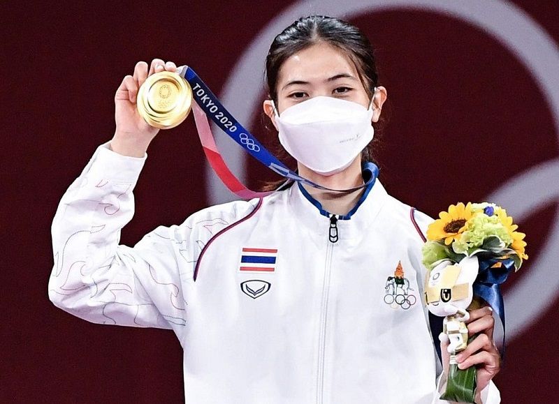 Atlet taekwondo Thailand, Panipak Wongpattanakit, berfoto dengan medali emas Olimpiade Tokyo 2020 yang berhasil dimenanginya pada Sabtu (24/7/2021).
