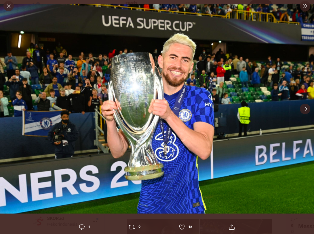 Pemain Chelsea, Jorginho, usai meraih trofi Piala Super Eropa 2021.