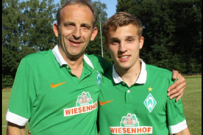 Frank Ordenewitz (kiri) bersama salah satu pemain muda asuhannya di Werder Bremen.
