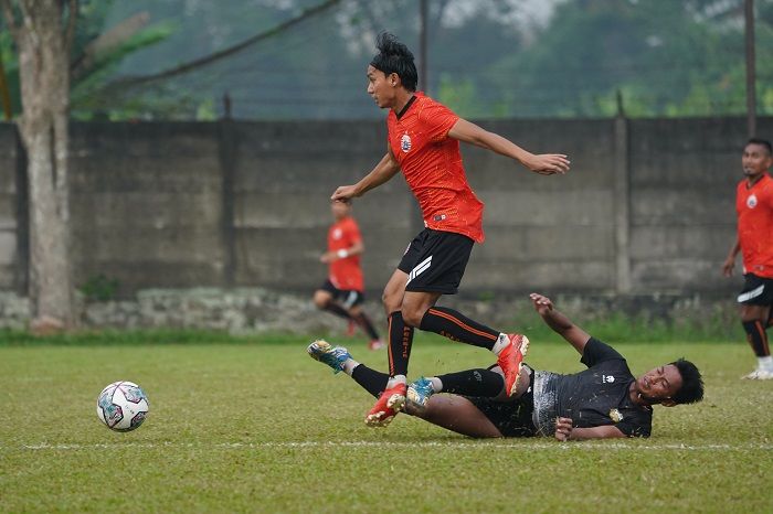 Pemain Persija, Novri Setiawan melewati pilar Dewa United dalam uji coba di Sawangan, Depok pada 19 Agustus 2021.