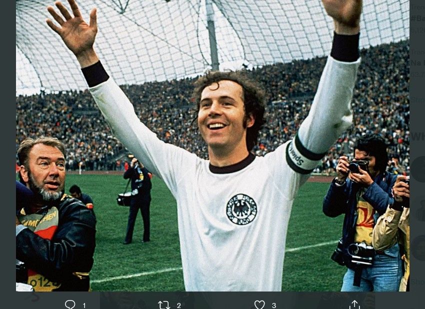 Franz Beckenbauer ketika masih aktif bermain bersama timnas Jerman Barat.