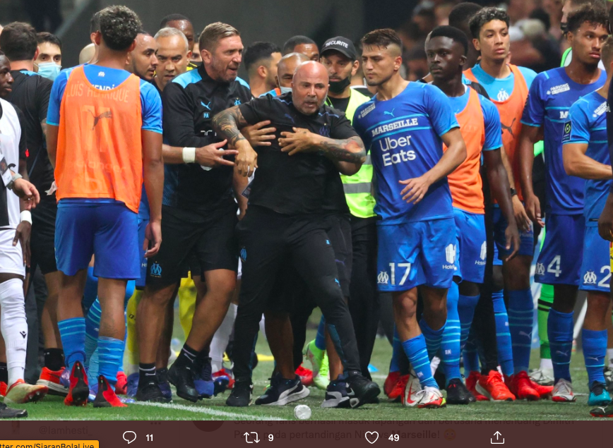 Pelatih Marseille, Jorge Sampaoli yang tampak emosi ditahan pemainnya saat kericuhan di laga kontra Nice di Liga Prancia, Minggu (22/8/2021).