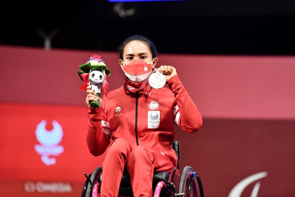 Ni Nengah Widiasih berhasil mendapat medali perak untuk Indonesia dari kelas 41 kg putri di Paralimpiade Tokyo 2020.