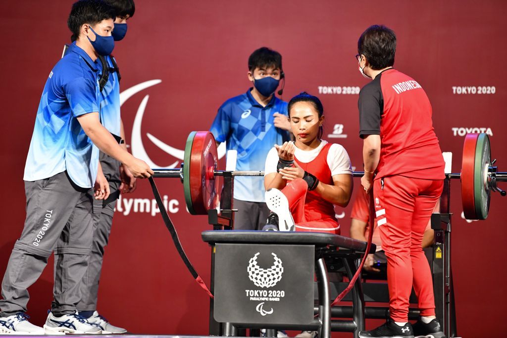 Ni Nengah Widiasih berhasil melakukan dua kali angkatan 98 kg yang menjadi angkatan terbaiknya di Paralimpiade Tokyo 2020.