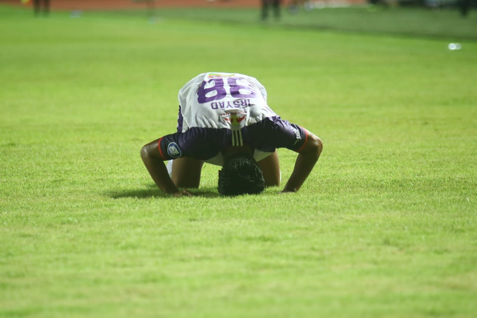 Irsyad Maulana melakukan sujud syukur seusai mencetak gol kedua Persita saat menang atas Persipura dalam laga kedua Liga 1 2021-2022 di Stadion Pakansari, Kabupaten Bogor, 28 Agustus 2021.