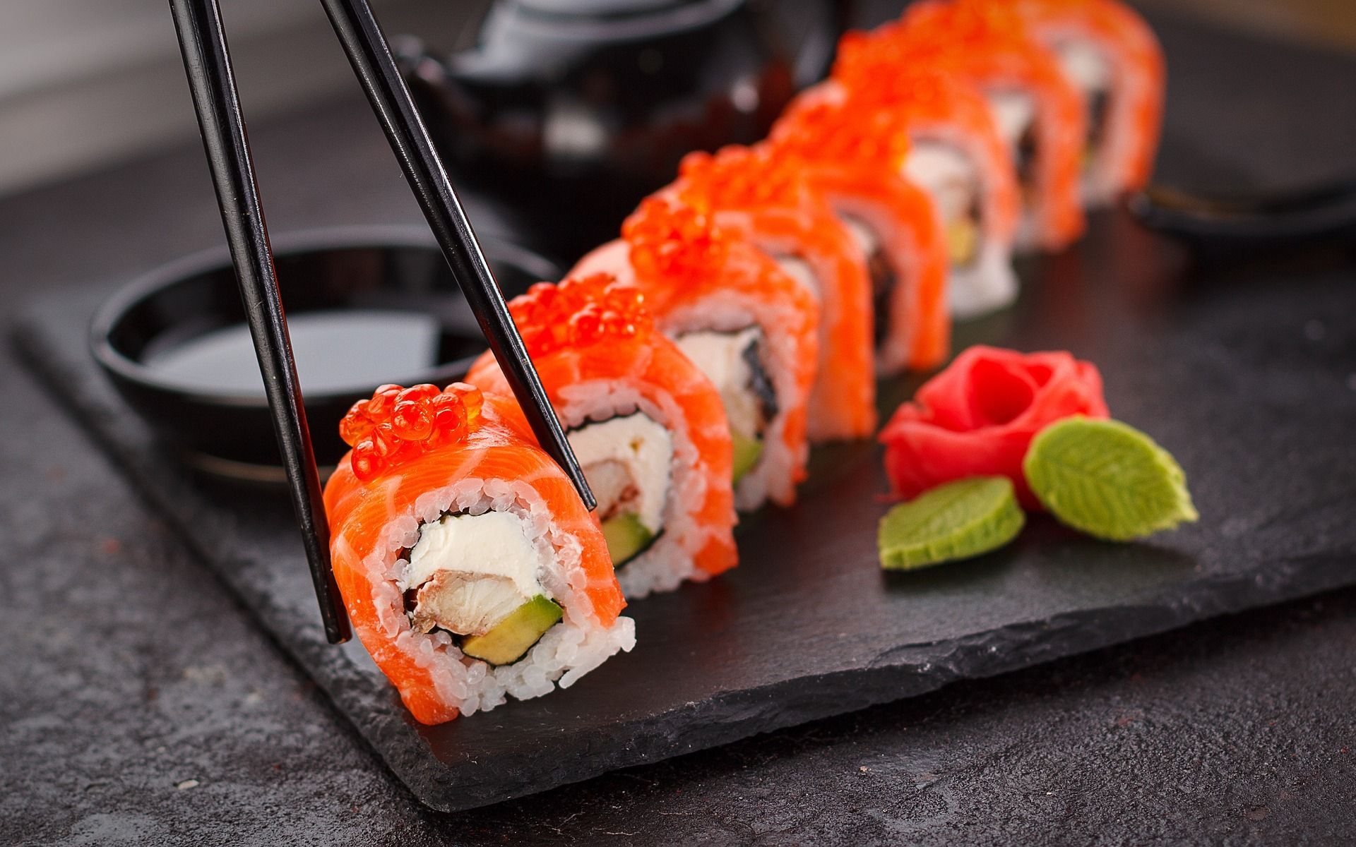 Ilustrasi sushi, salah satu makanan yang dianggap mahal dan mewah.