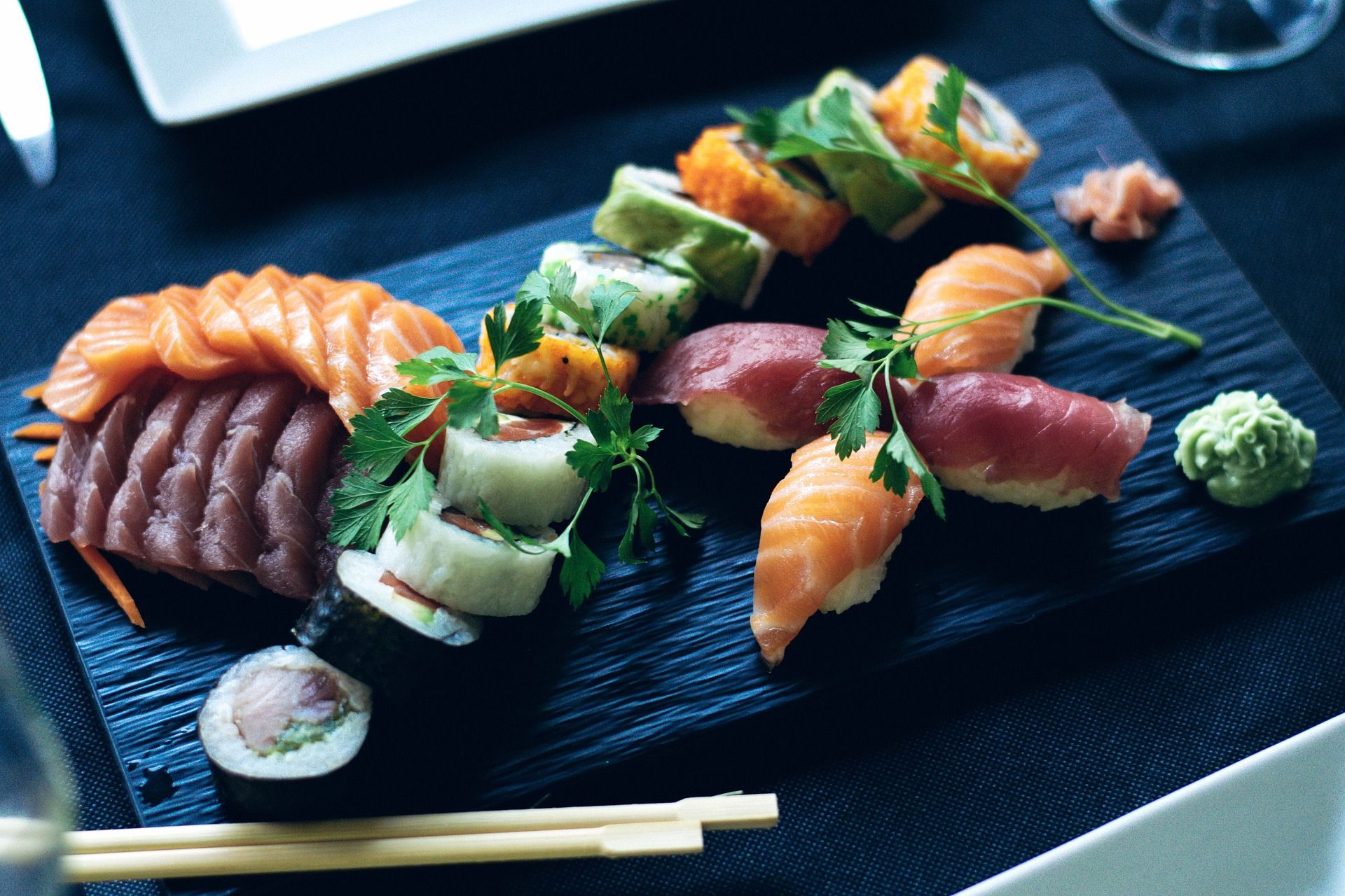 Ilustrasi makanan sushi.