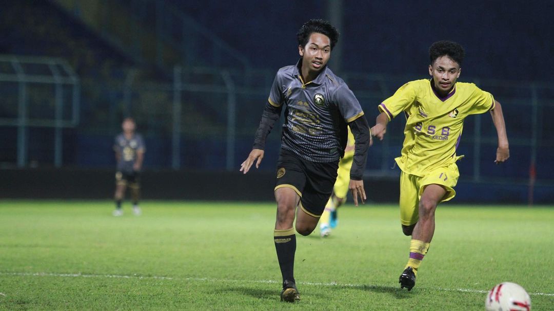 Muhammad Afin Bahrani (kiri) pemain akademi Arema FC yang dipanggil dalam TC timnas U-18 Indonesia