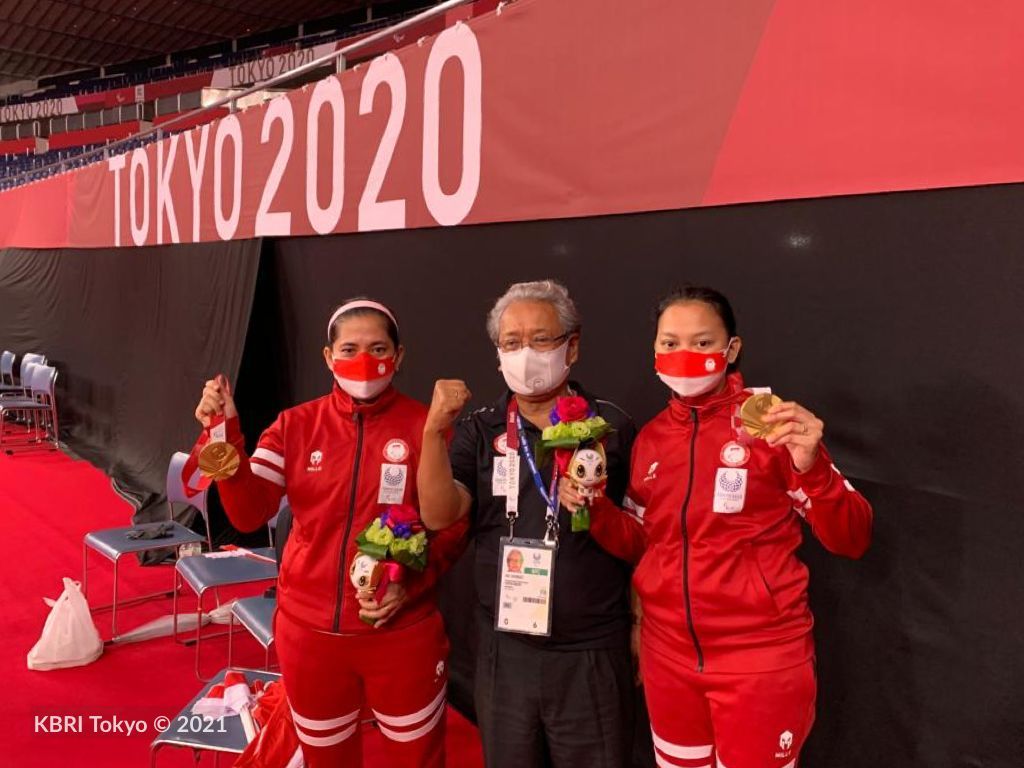 Dubes RI untuk Jepang, Hery Akhmadi diapit Leani Ratri Oktila/Khalimatus Sadiyah setelah menang medali emas Paralimpiade Tokyo, Sabtu (4/9/2021).