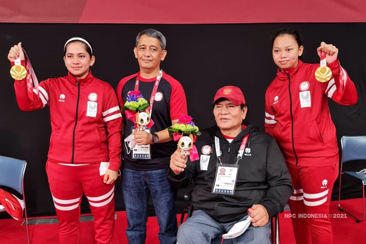 ki-ka, Leani Ratri Oktila, Andi Herman (CdM kontingen Indonesia di Paralimpiade Tokyo), Senny Marbun (Ketua NPC Indonesia), dan Khalimatus Sadiyah setelah medali pertama Tokyo 2020, Sabtu (4/9/2021).