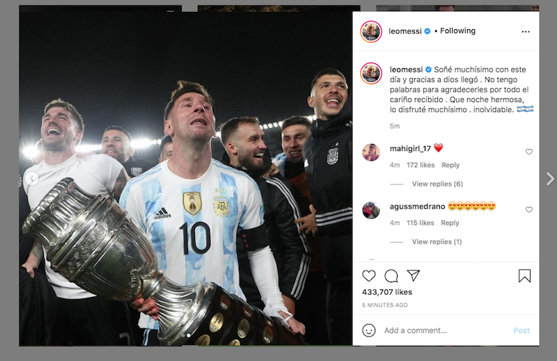 Kapten timnas Argentina, Lionel Messi, mengangkat trofi Copa America. 