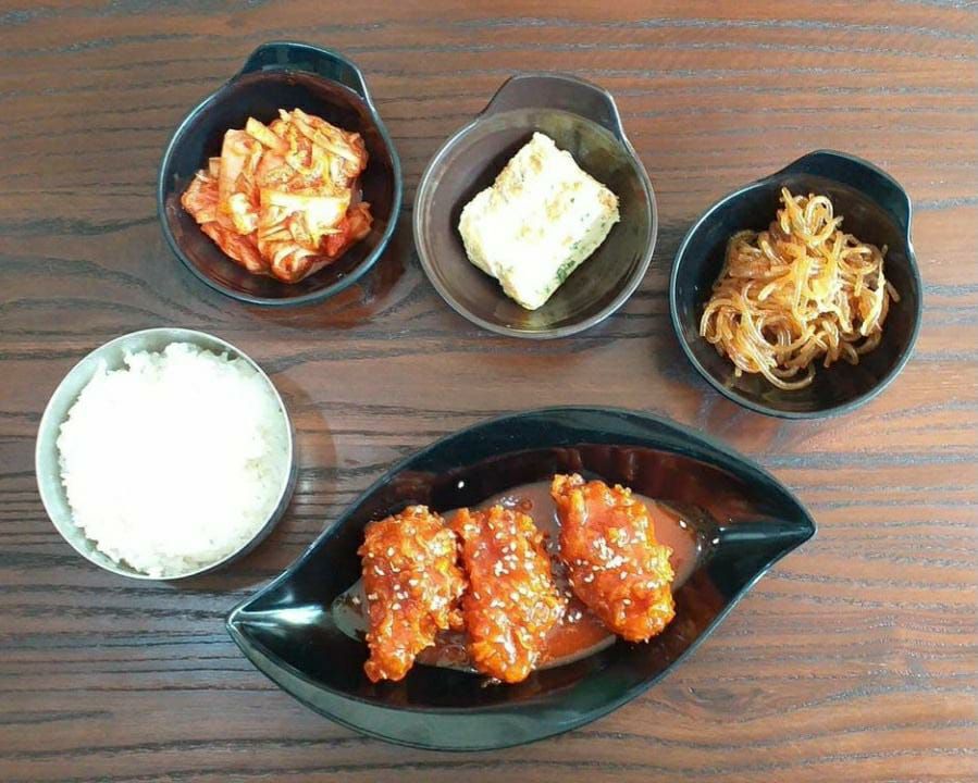 Kimchi (pojok kiri atas) merupakan makanan pendamping utama di Korea