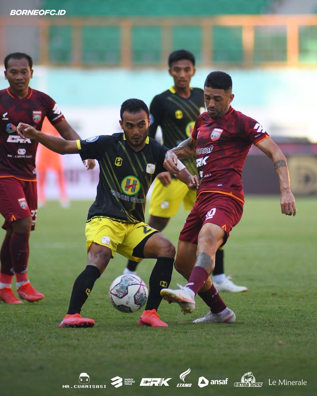 Kapten Barito Putera, Rizky Rizaldi Pora (tengah), dikawal oleh gelandang Borneo FC, Jonathan Bustos, Jumat (17/9/2021).