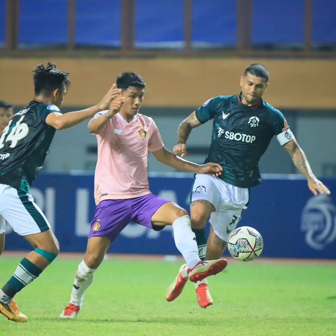 Pemain Persik Kediri, Adi Eko Jayanto (tengah), dikawal dua pemain Tira Persikabo dalam lanjutan Liga 1 2021-2022, Jumat (17/9/2021).
