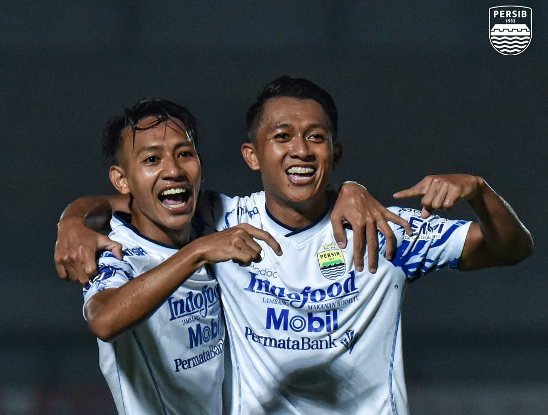 Beckham Putra (kiri) bersama Febri Hariyadi merayakan golnya untuk Persib Bandung saat menghadapi Bali United di pekan ketiga Liga 1 2021-2022, 18 September 2021.