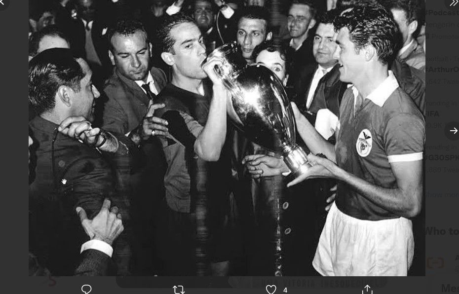 Benfica ketika merayakan gelar Piala Champions 1960-1961 setelah mengalahkan Barcelona.