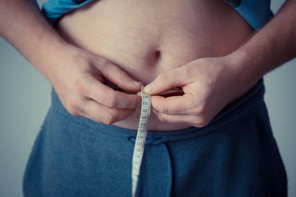 Ilustrasi perut buncit, salah satu penyebabnya bisa jadi tumpukan lemak di bagian perut.