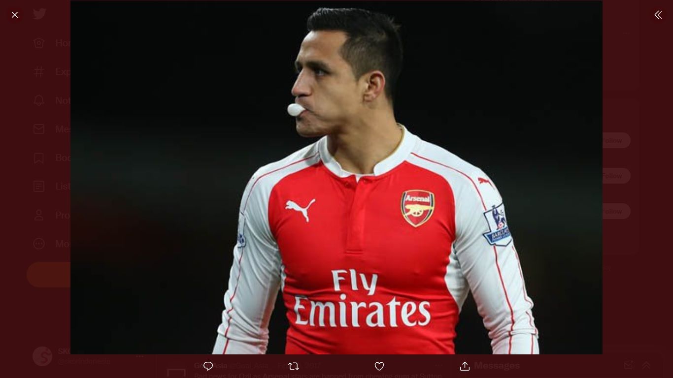 Eks pemain Arsenal, Alexis Sanchez, menjadi salah satu atlet yang gemar mengunyah permen karet saat bertanding.