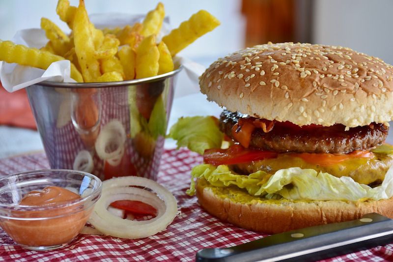 Burger dan French Fries termasuk makanan yang dapat mengganggu metabolisme. 
