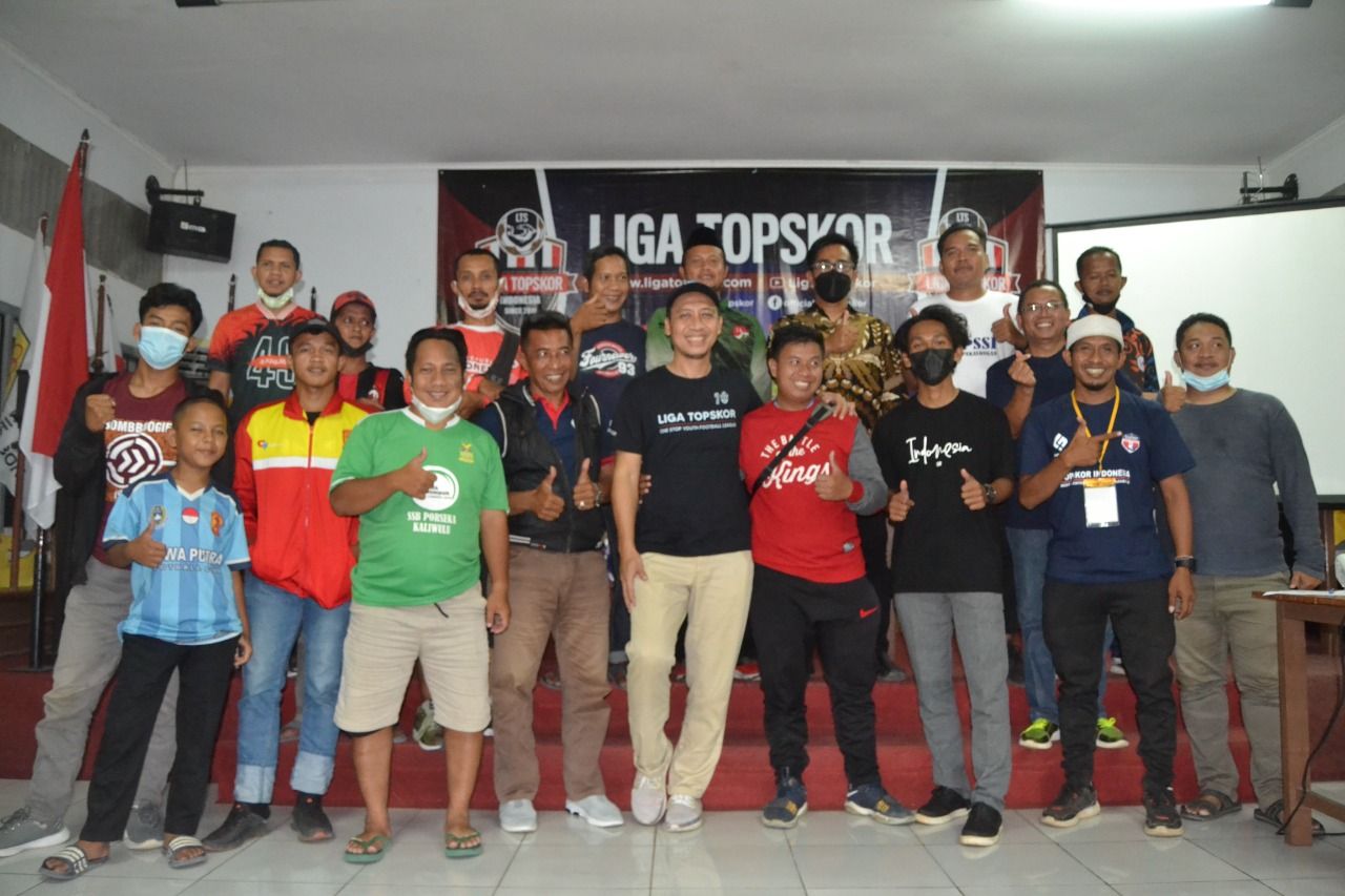 Yusuf Kurniawan (depan, tengah) foto bersama peserta seusai acara workshop Liga TopSkor zona Cirebon di Gedung KONI Cirebon, 9 Oktober 2021.