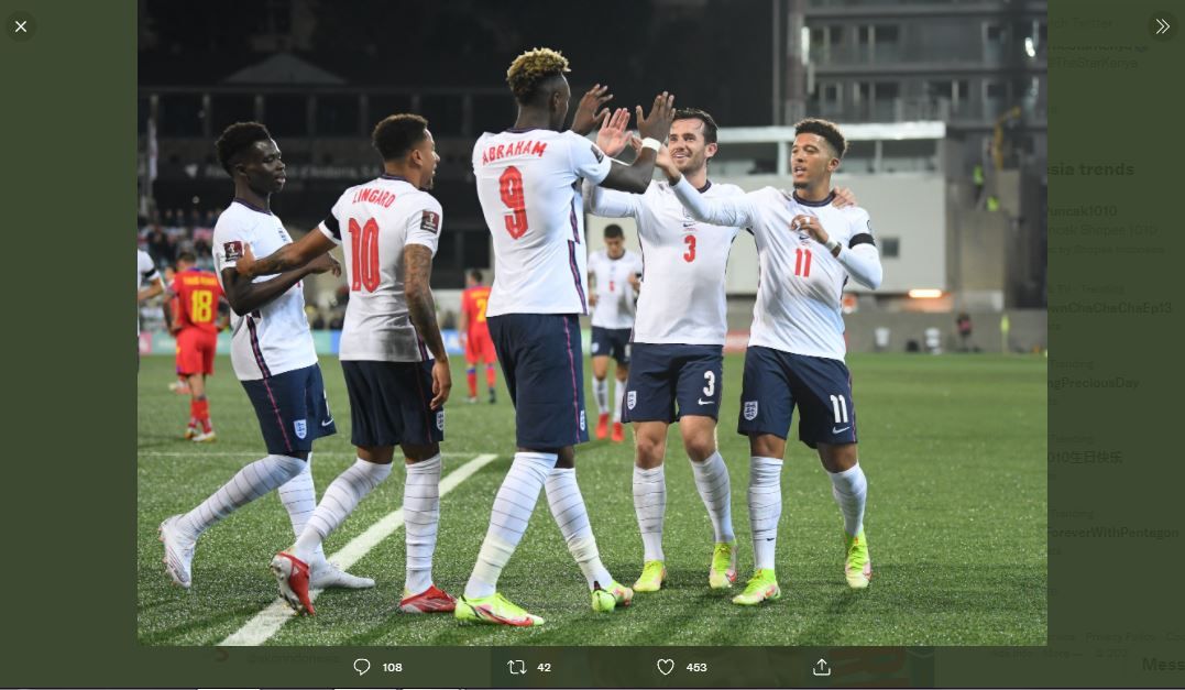 Tammy Abraham (tengah) merayakan gol ke gawang Andorra bersama para pemain timnas Inggris.