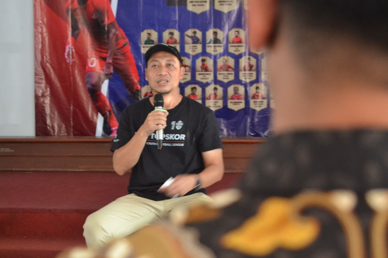 M Yusuf Kurniawan tengah  memaparkan program dan visi-misi Liga TopSkor, di Gedung KONI Cirebon, 9 Oktober 2021