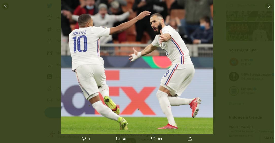 Kylian Mbappe (kiri) dan Karim Benzema, merayakan gol timnas Prancis ke gawang timnas Spanyol.
