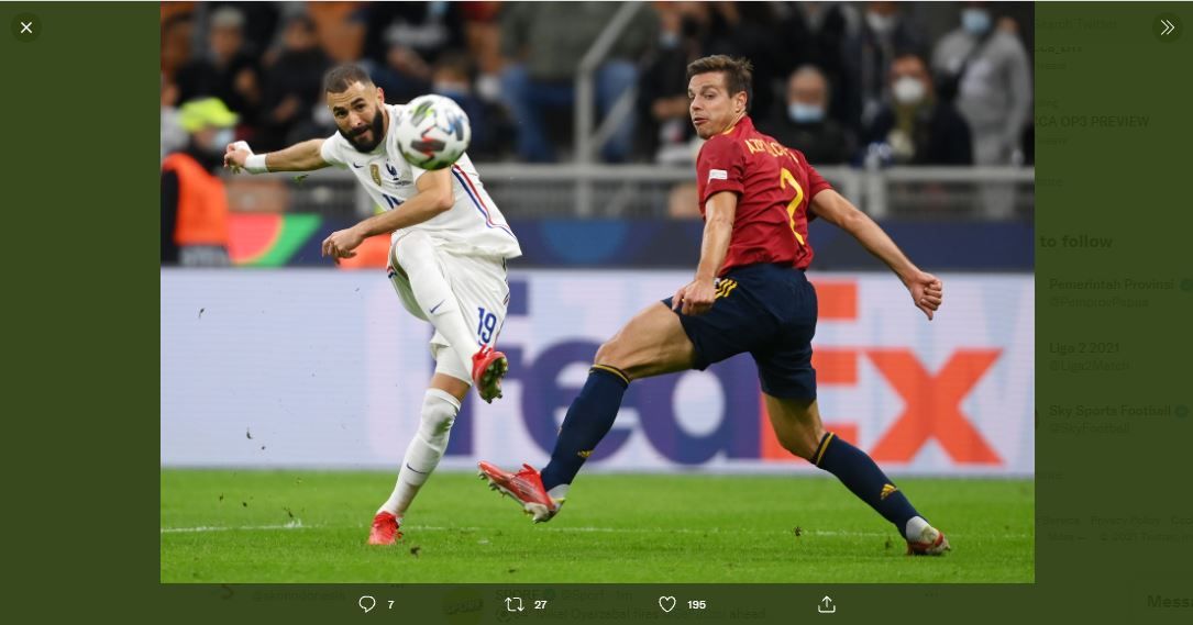 Penyerang timnas Prancis, Karim Benzema, mencetak gol ke gawang timnas Spanyol.