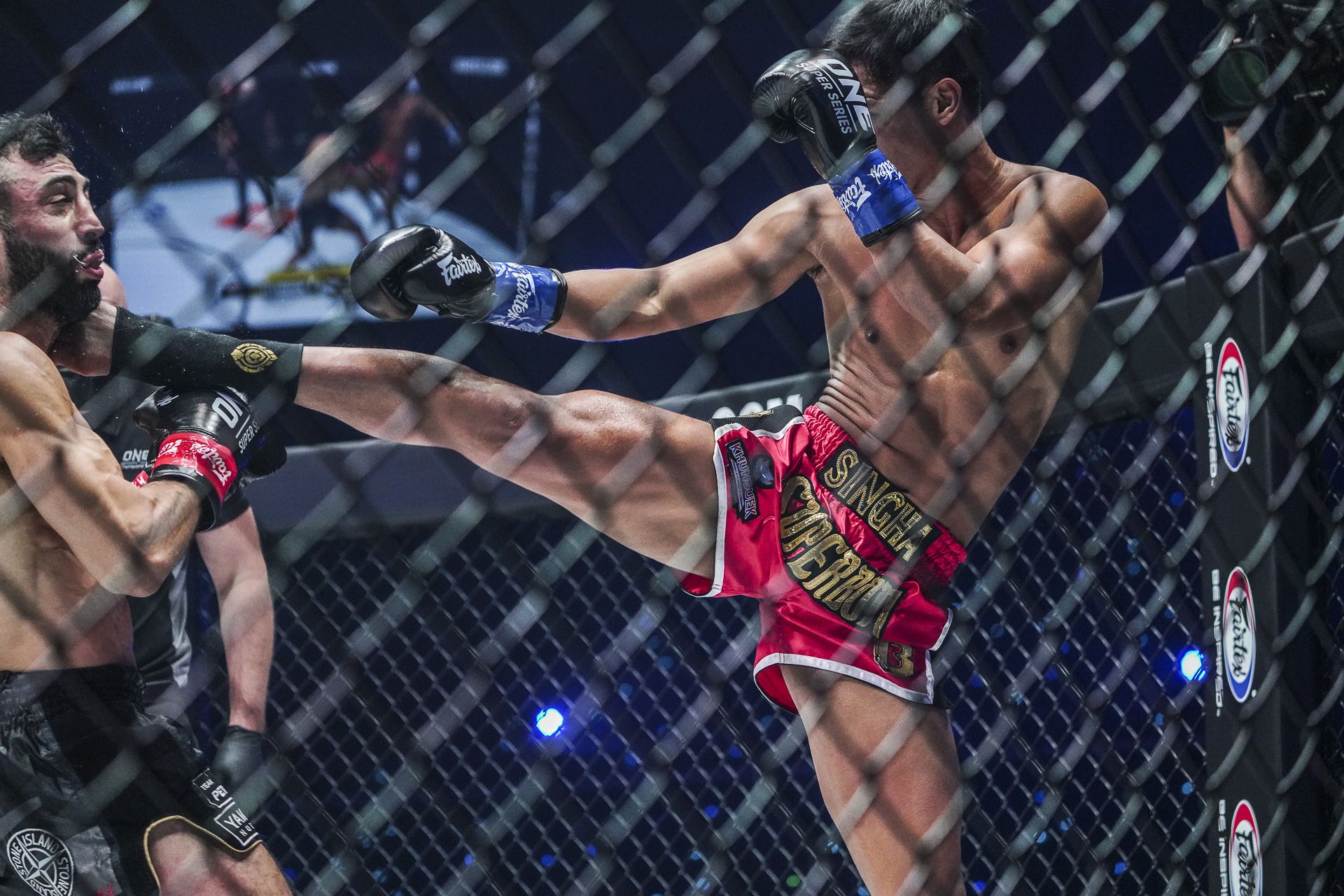 Aksi Superbon dari Thailand saat tampil di ONE Featherweight Kickboxing World Grand Prix pada Jumat (15/10/2021).