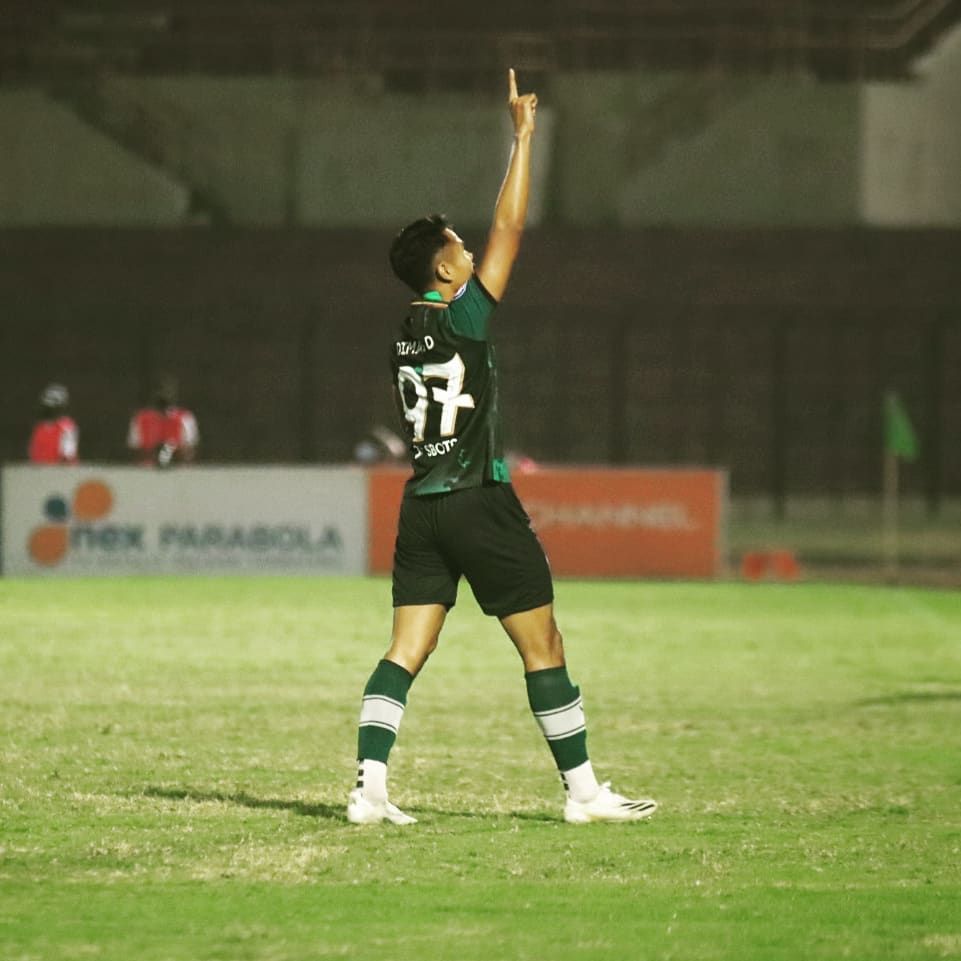 Pemain Tira Persikabo, Dimas Drajad merayakan golnya ke gawang Borneo FC, Minggu (17/10/2021) malam.