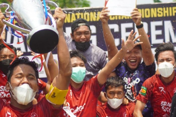 Suka cita pemain dan ofisial SRA MAdiun setelah menjuarai TopSkor Cup U-16 2021 di Lapangan Garam, Gunung Sindur, Kabupaten Bogor, 17 Oktober 2021.