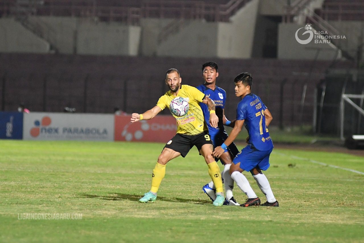 Striker Barito Putera, Aleksandar Rakic coba mempertahankan bola dari para pemain PSIS Semarang, Rabu (20/10/2021) malam.