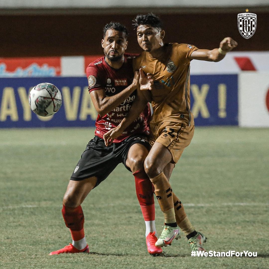 Bek Bali United, Wilian Pacheco (kiri) berebut bola dengan pemain Bhayangkara FC, Dendi Sulistyawan (kanan) pada pekan kedelapan Liga 1 2021-2022, 23 Oktober 2021.