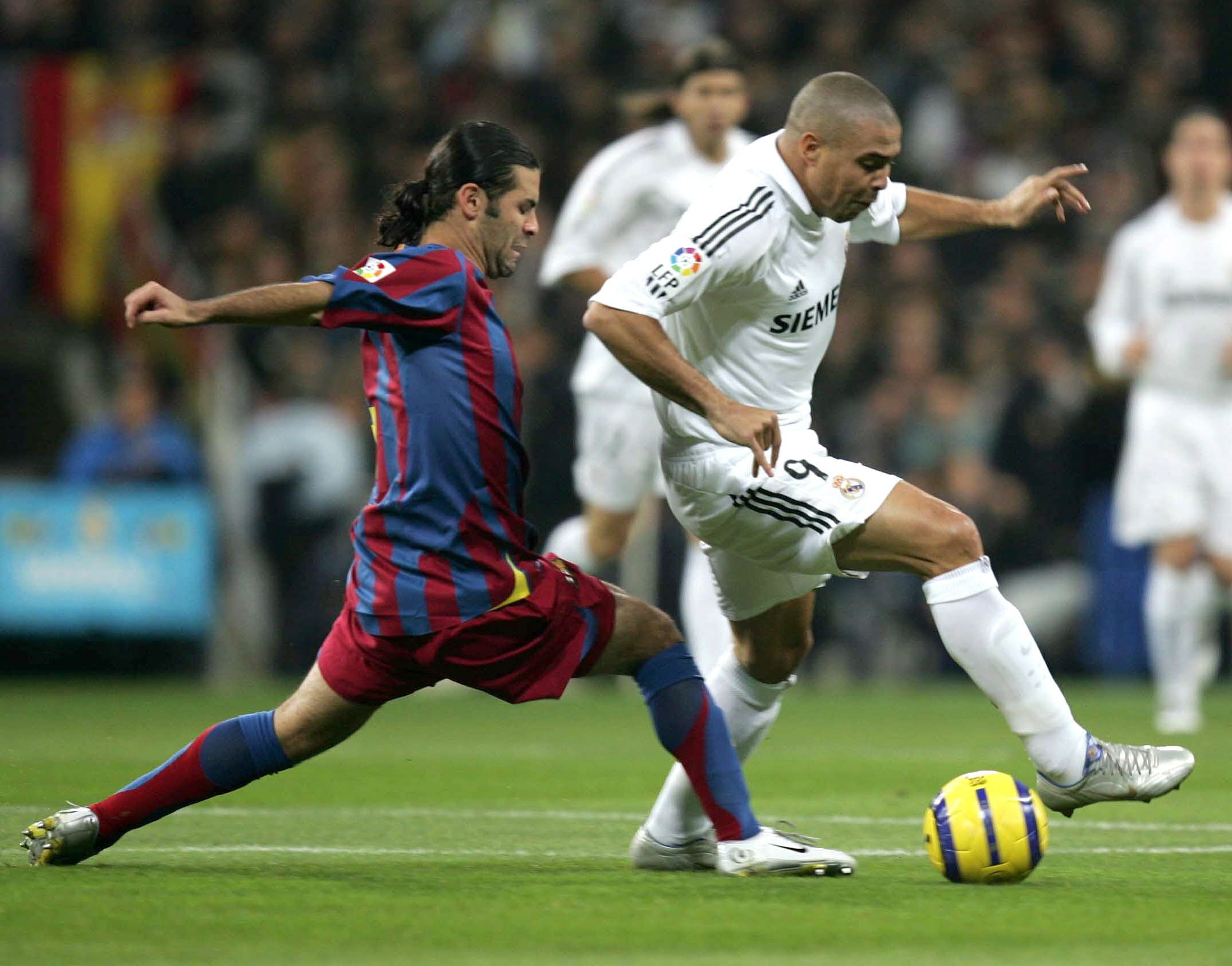 Mantan pemain Real Madrid, Ronaldo Nazario, saat berduel dengan bek Barcelona Rafael Marquez.