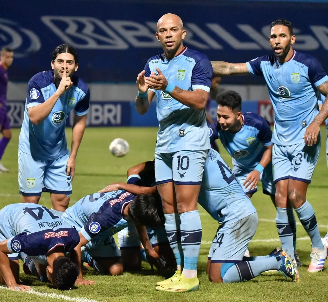 Para pemain Persela merayakan gol Malik Risaldi ke gawang Persik Kediri, Senin (25/10/2021).