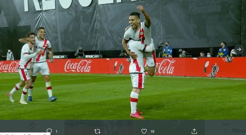 Radamel Falcao merayakan gol dengan rekan setimnya saat lawan Barcelona, Rabu (27/10/2021) malam WIB.