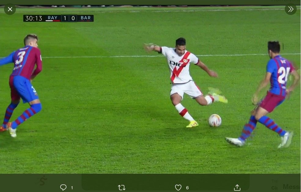 Momen ketika Radamel Falcao (tengah) membuat Gerard Pique terkecoh pada menit ke-30, Rabu (27/10/2021). 