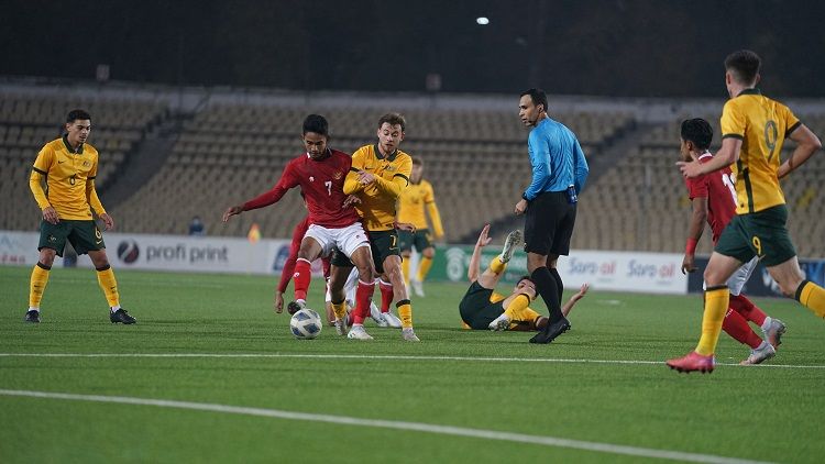 Gelandang timnas U-23 Indonesia, Marselino Ferdinand, dikepung para pemain Australia U-23, Jumat (29/10/2021).