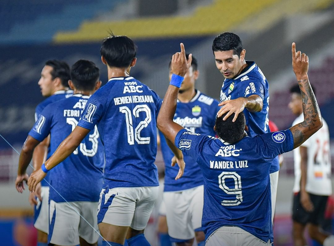 Striker Persib Bandung, Wander Luiz (9), merayakan golnya ke gawang Persipura Jayapura pada pekan ke-10 Liga 1 2021-2022 di Stadion Manahan Solo, 30 Oktober 2021.