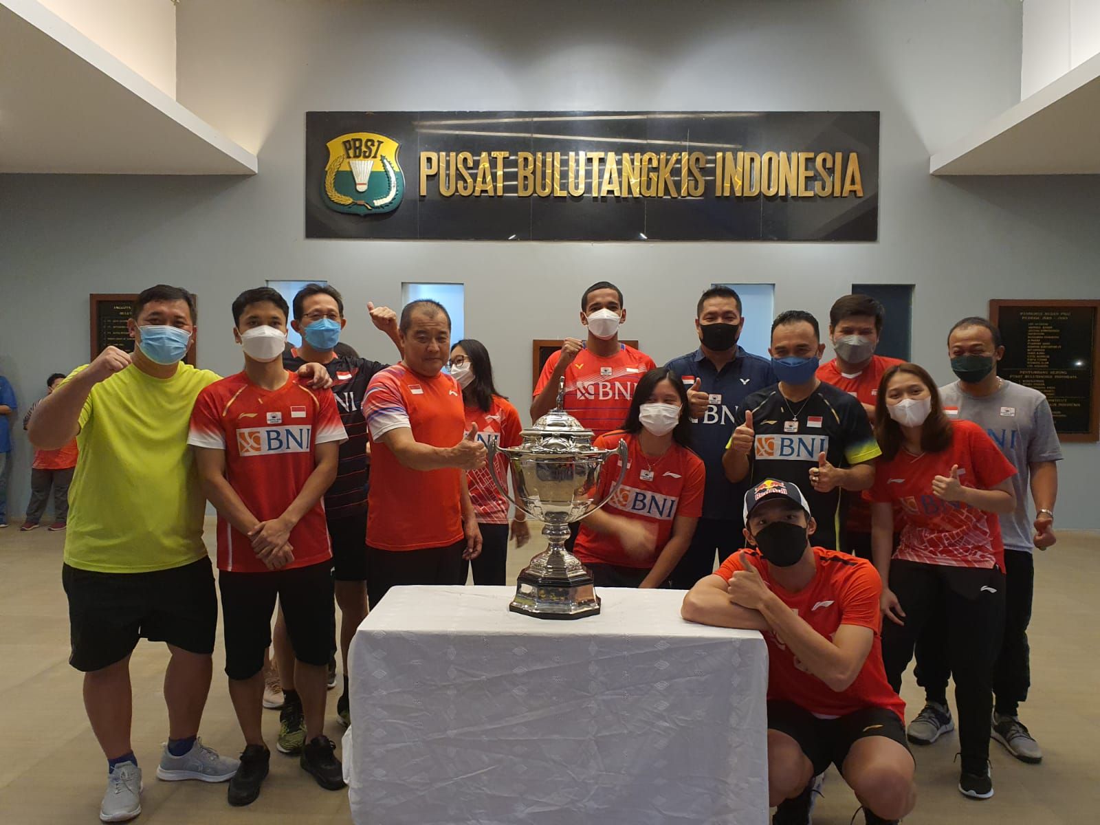 Para pebulu tangkis Indonesia berpose bersama trofi Thomas Cup di Pelatnas Cipayung, Jumat (5/11/21)