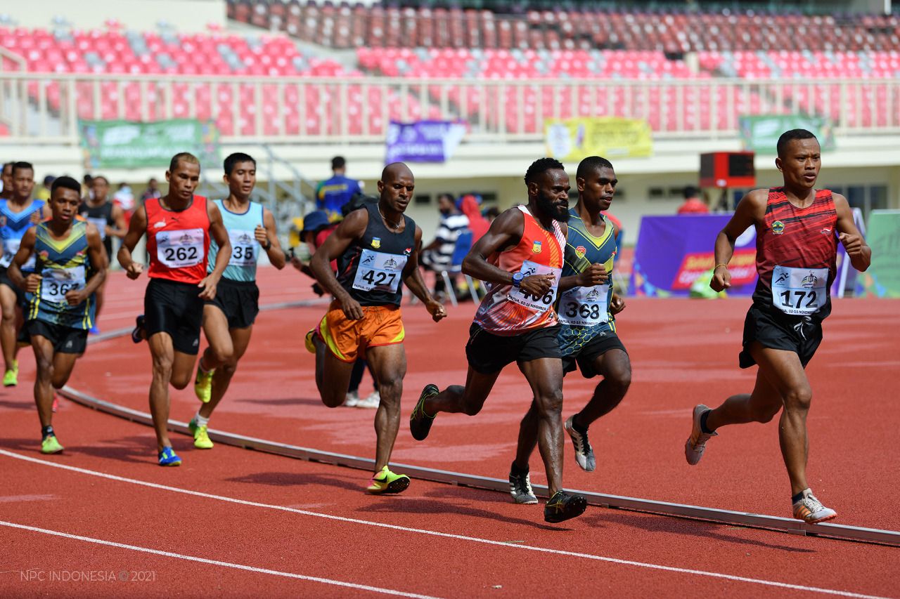 Para pelari lomba klasifikasi T20 cabang olahraga atletik nomor 1.500m putra di Peparnas Papua 2021, Sabtu (6/11/2021).